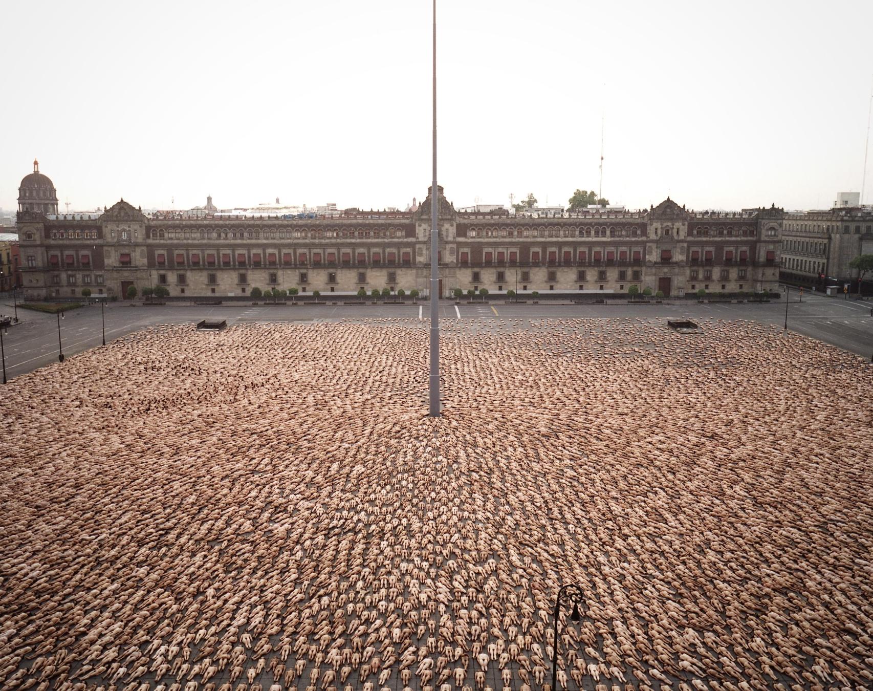 Desnudo colectivo de Spencer Tunick en el zócalo de Ciudad de México, en 2007.