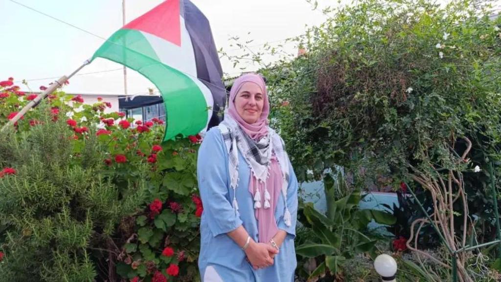 Ana María Lozano, española convertida al islam, en el jardín de su casa, posando por una entrevista previa con EL ESPAÑOL.