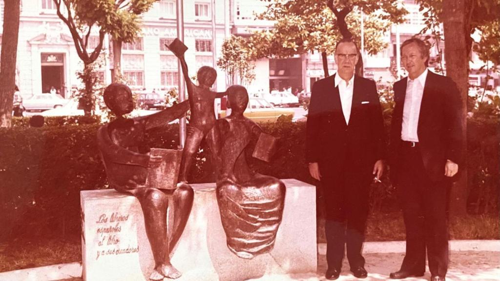 Camilo José Cela y Fernando Arenas en la inauguración del monumento al Libro de A Coruña en 1976.