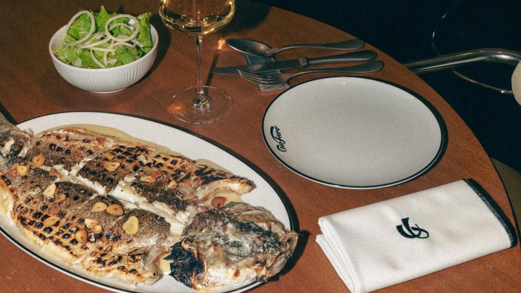 Lubina entera, cocinada al punto y servida con su agua de Lourdes.