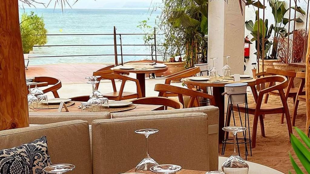 El mar se cuela entre las mesas de Can Vella.