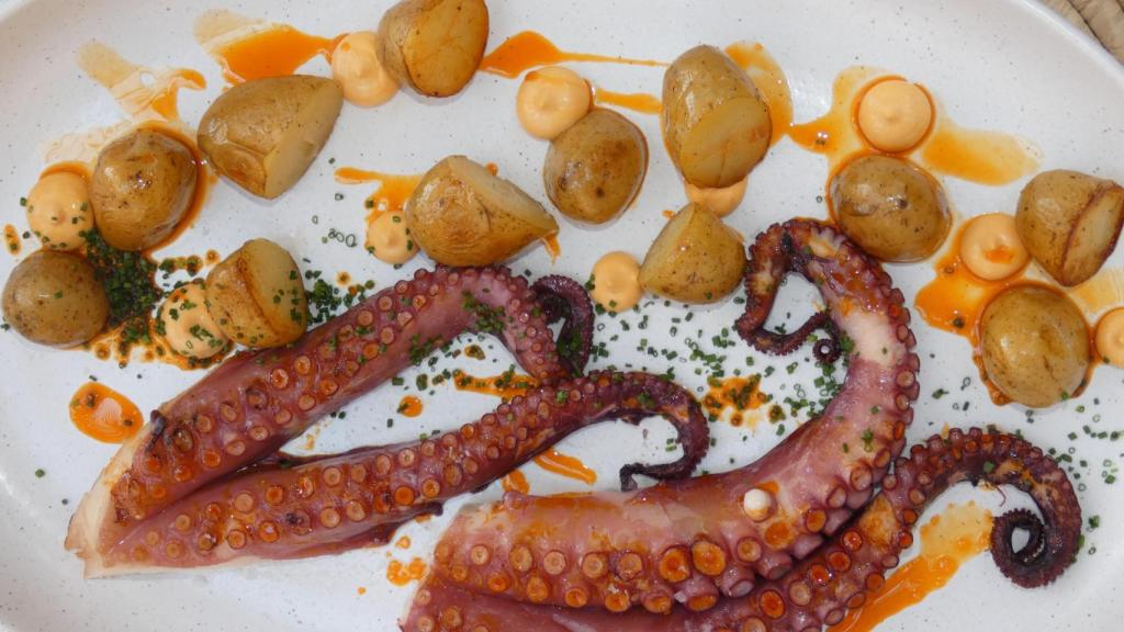 El pulpo tras un vuelta y vuelta en la brasa es otro de los platos que destacan en su carta.