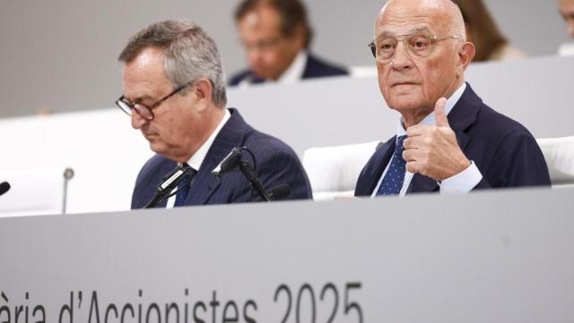 El presidente de Sabadell, Josep Oliu, junto al consejero delegado, César González-Bueno (i), durante la primera junta extraordinaria de accionistas de la entidad para decidir sobre la venta de la filial británica TSB a Santander.