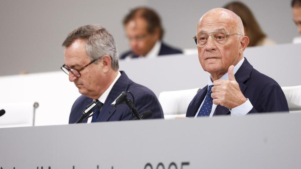El presidente de Sabadell, Josep Oliu, junto al consejero delegado, César González-Bueno (i), durante la primera junta extraordinaria de accionistas de la entidad para decidir sobre la venta de la filial británica TSB a Santander.