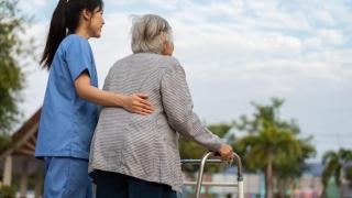 Una trabajadora de ayuda a domicilio junto a una mujer mayor.