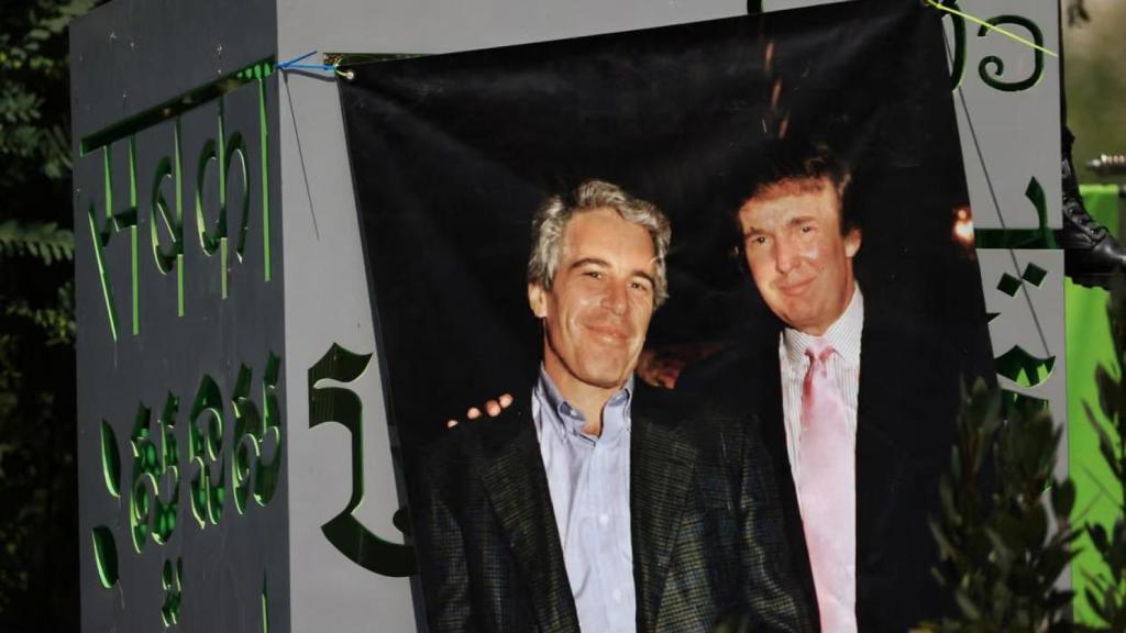 Cartel de Epstein y Trump en un parque del centro de Los Ángeles, 2 de agosto de 2025.