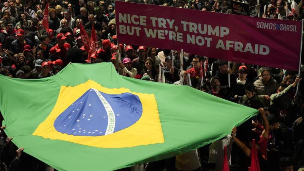 Manifestantes en Brasil protestan contra la presión arancelaria de Trump.