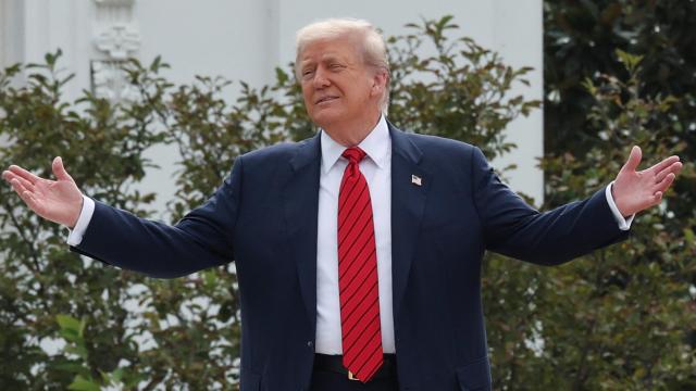 Trump saluda a periodistas durante un recorrido con un arquitecto y asesores en la azotea de la Casa Blanca, el 5 de agosto de 2025.