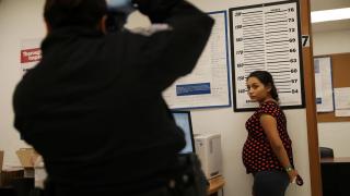 Mujer embaraza en un centro de detención de inmigrantes.