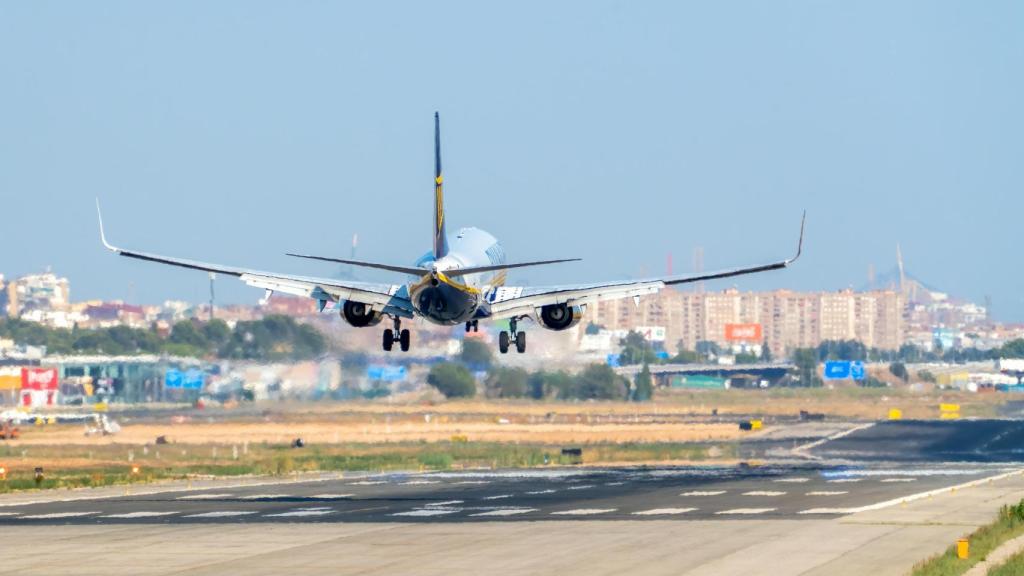 Un avión en plena maniobra de aterrizaje