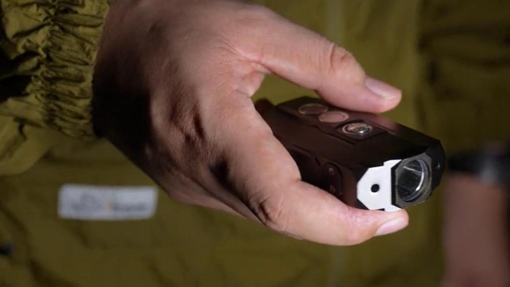 La linterna PoleShine cabe en la palma de la mano