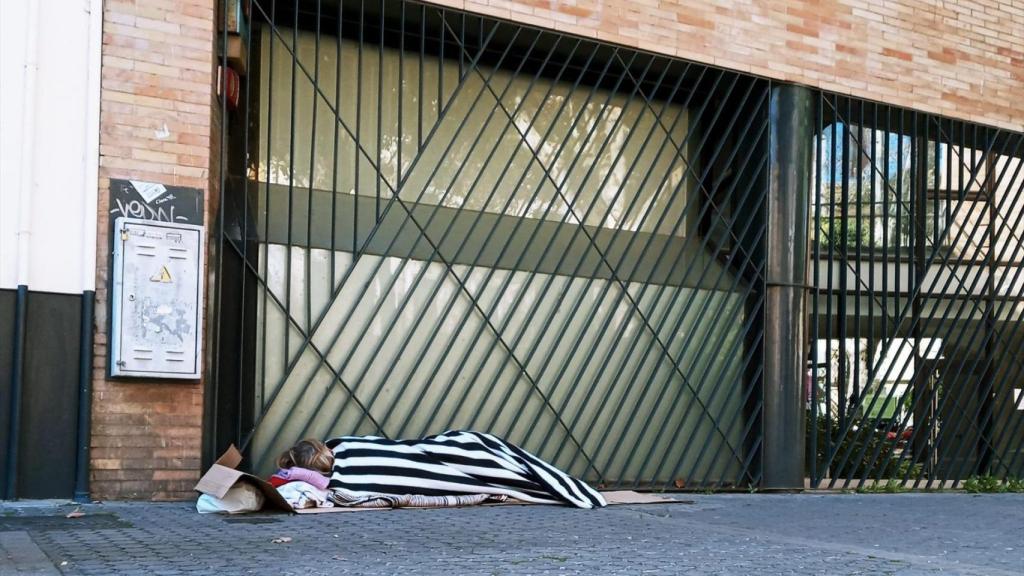 Una persona sin hogar en una calle de Sevilla.