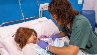 Una mujer acaba de dar a luz en un hospital de Andalucía.