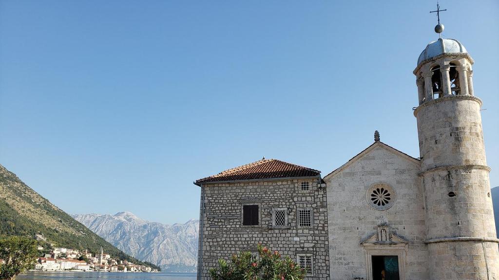 Iglesia de Nuestra Señora de las Rocas, en Perast.