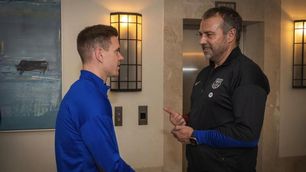 Ter Stegen y Hansi Flick dialogando en una concentración del FC Barcelona