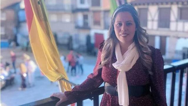 Elena Nieto posa en el Ayuntamiento de Santibáñez de la Sierra.