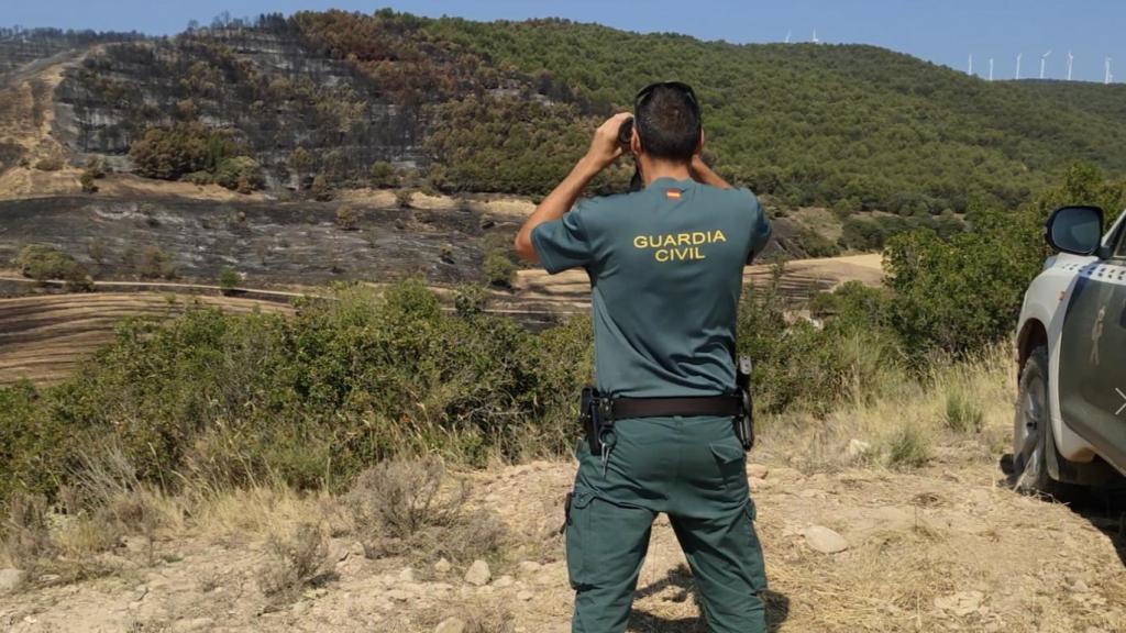 Un guardia civil en una zona de montaña.