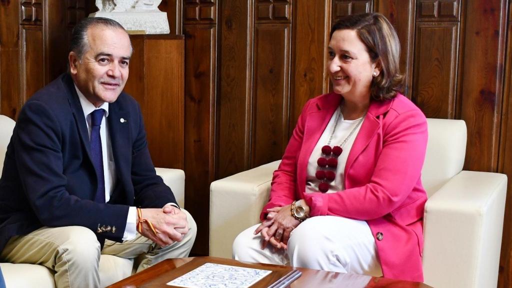 El alcalde de Talavera, José Julián Gregorio, junto a la presidenta de la Diputación de Toledo, Concepción Cedillo. Foto: Diputación.