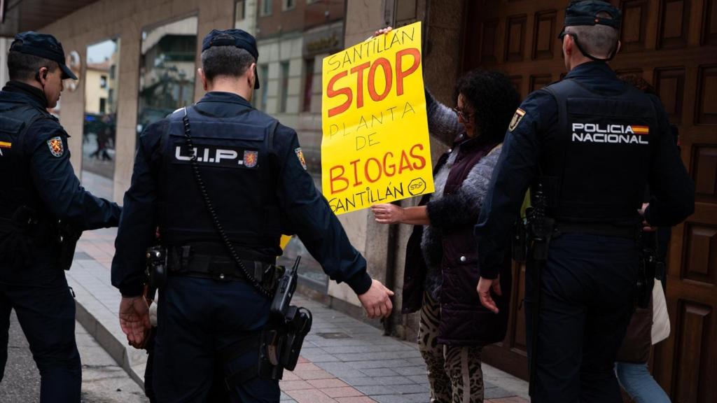 Una mujer se enfrenta a varios agentes de Policía durante una concentración contra la instalación de una macroplanta de biogás.