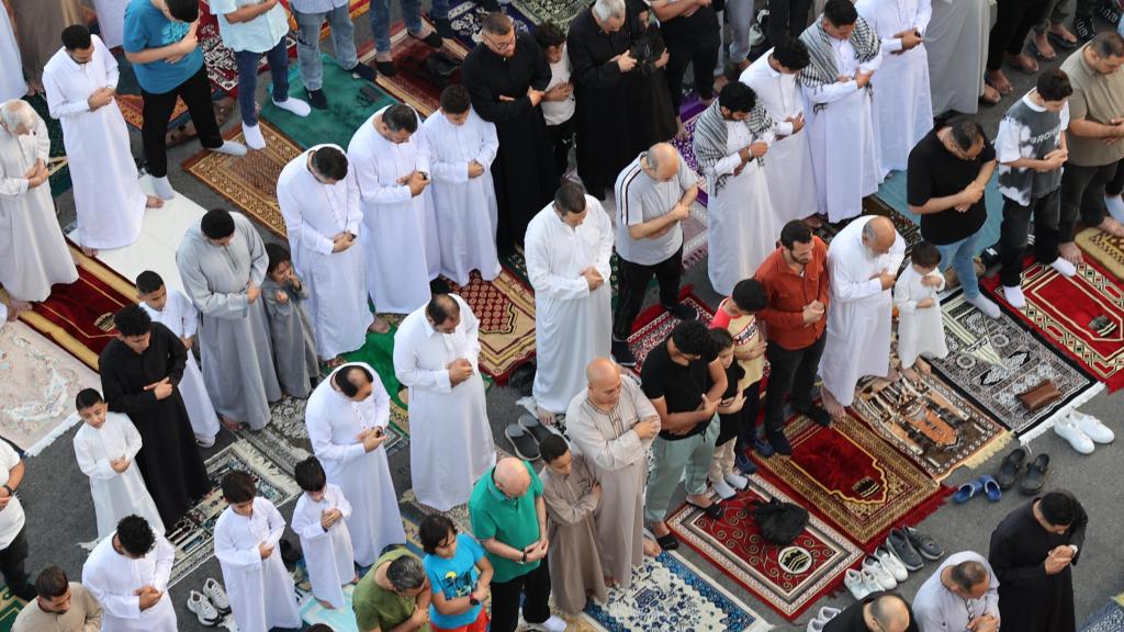 Musulmanes rezando la oración del del Eid al-Adha.