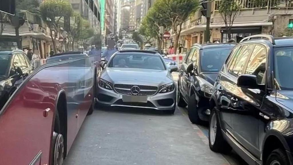 El coche, con sus integrantes dentro, atascando la calle