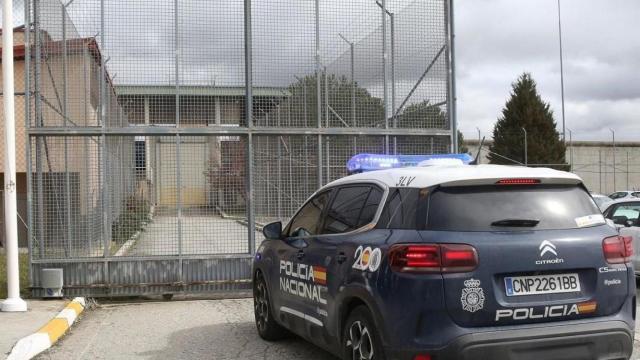 Un coche de la Policía Nacional a las puertas de la cárcel de Segovia