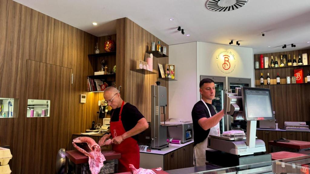 Carlos y Eduardo en su tienda en la Avenida Tenor Fleta 34