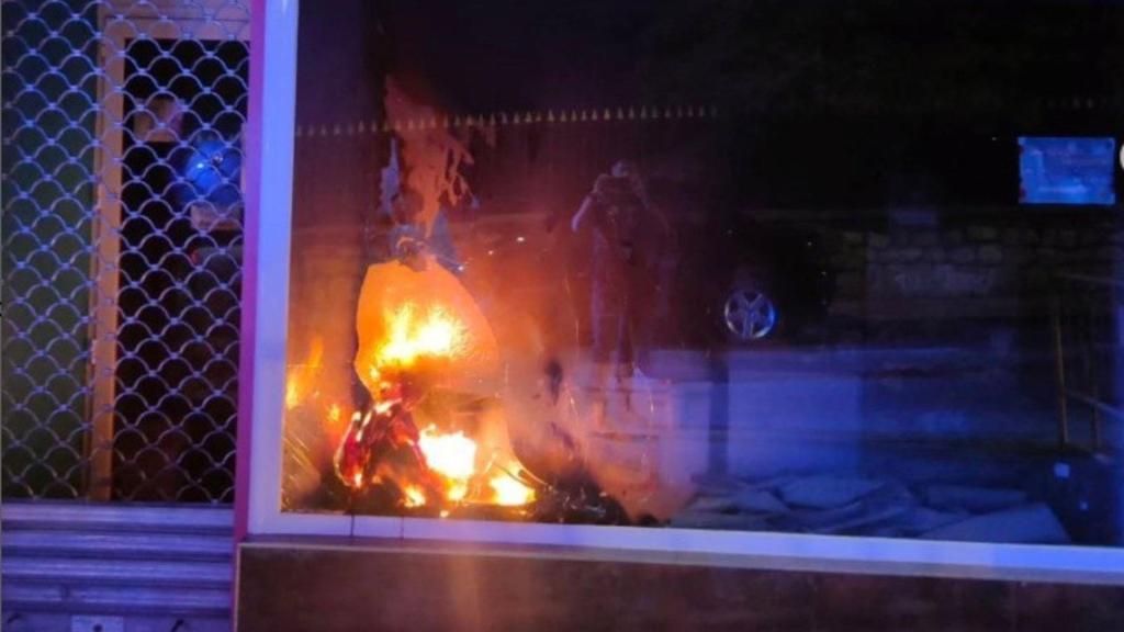 Incendio en un comercio de Cuenca. Foto: Policía Local.