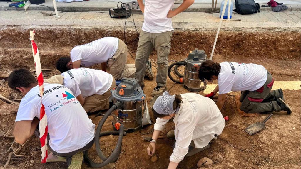 Los trabajos en la fosa común.