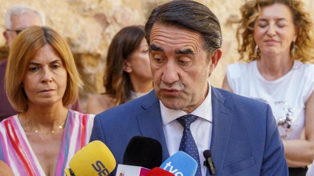 El consejero de Medio Ambiente, Vivienda y Ordenación del Territorio, Juan Carlos Suárez-Quiñones; junto al alcalde de Turégano, Juan Montes; la Diputada de Área de Promoción Provincial y Desarrollo Rural Sostenible, Magdalena Rodríguez; visitan las obras de rehabilitación del castillo de Turégano