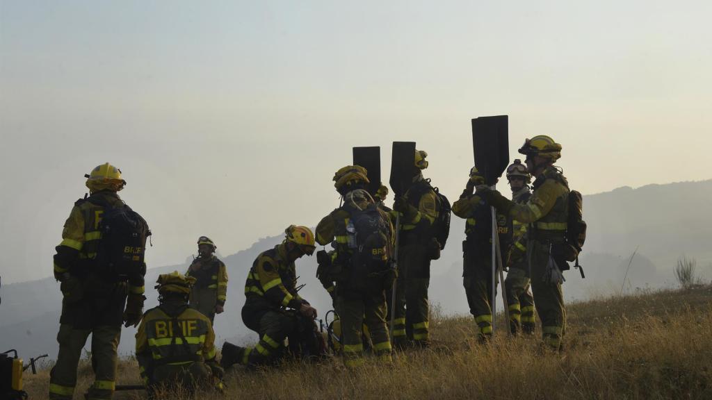 Bomberos trabajan para extinguir el incendio, a 2 de agosto de 2025, en Vilardevós, Ourense, Galicia (España)