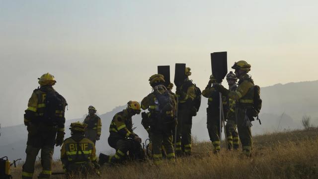 Bomberos trabajan para extinguir el incendio, a 2 de agosto de 2025, en Vilardevós, Ourense, Galicia (España)
