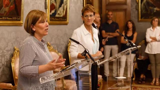 La expresidenta navarra Uxue Barkos y la actual jefa del Ejecutivo foral, María Chivite.