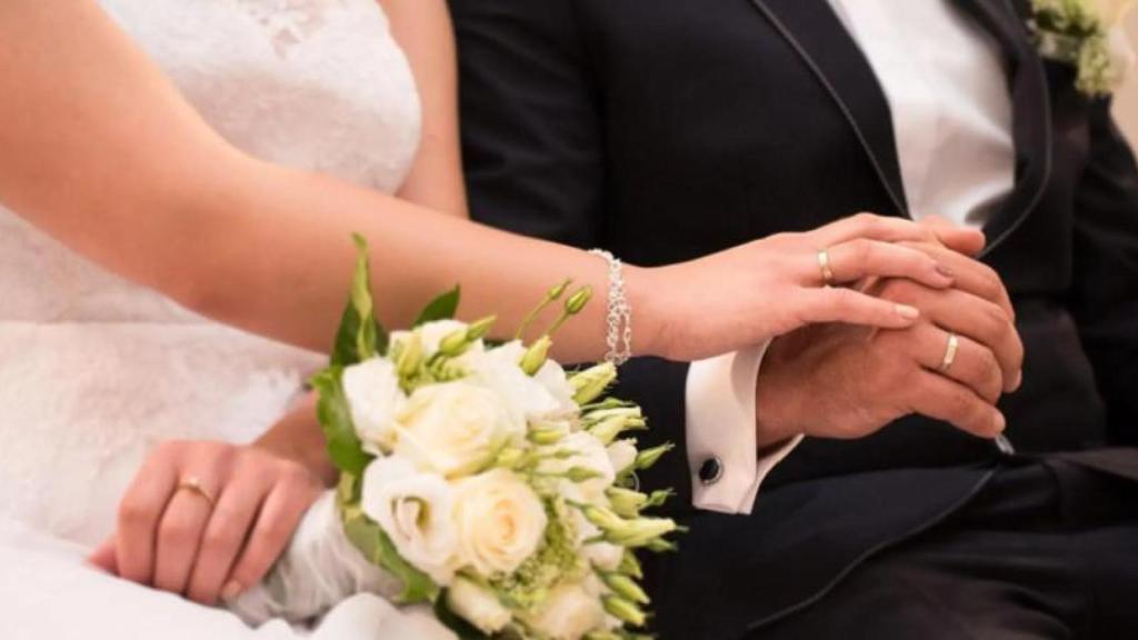 Imagen de archivo de unos novios.