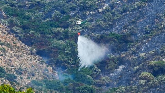 Un helicóptero de Infoca realizando las labores de extinción