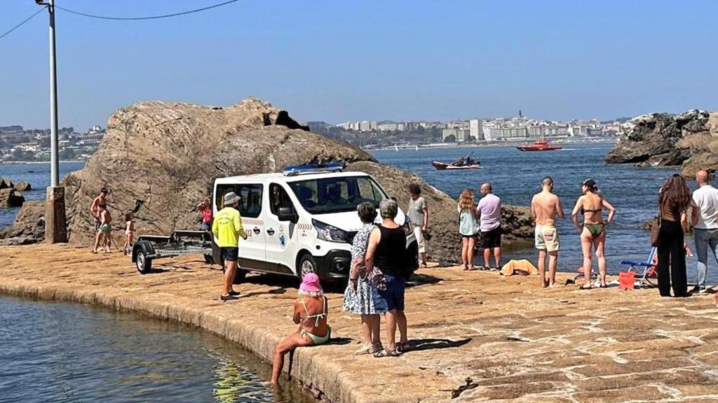 Un velero encallado en Santa Cruz, en Oleiros (A Coruña), moviliza a bomberos y Salvamento Marítimo