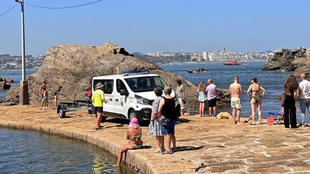 Un velero encallado en Santa Cruz, en Oleiros (A Coruña), moviliza a bomberos y Salvamento Marítimo