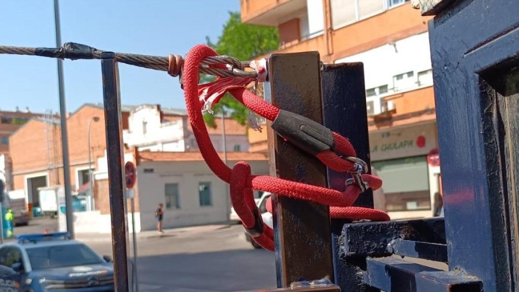 El cordel que engancha la puerta de la comisaría de Carabanchel.