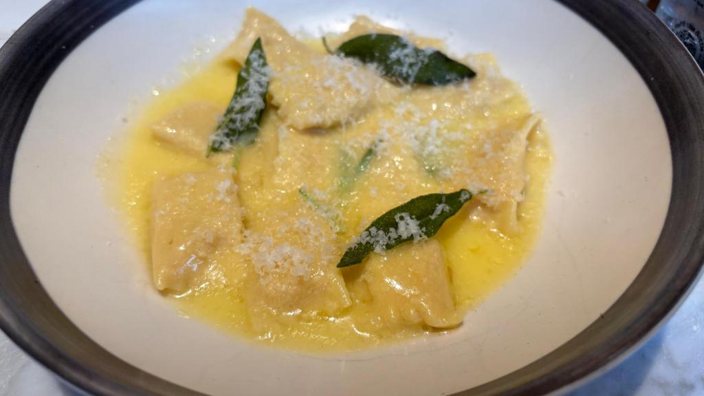 Plin de piña y parmesano con salvia frita.