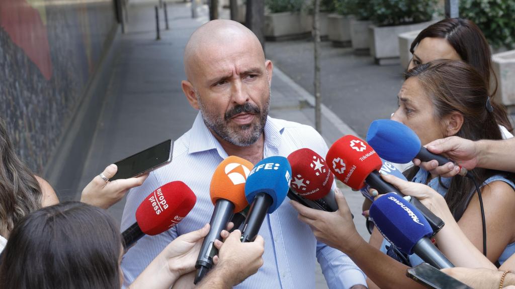 El vicesecretario de Educación e Igualdad del PP, Jaime de los Santos, realiza declaraciones a los medios este jueves.