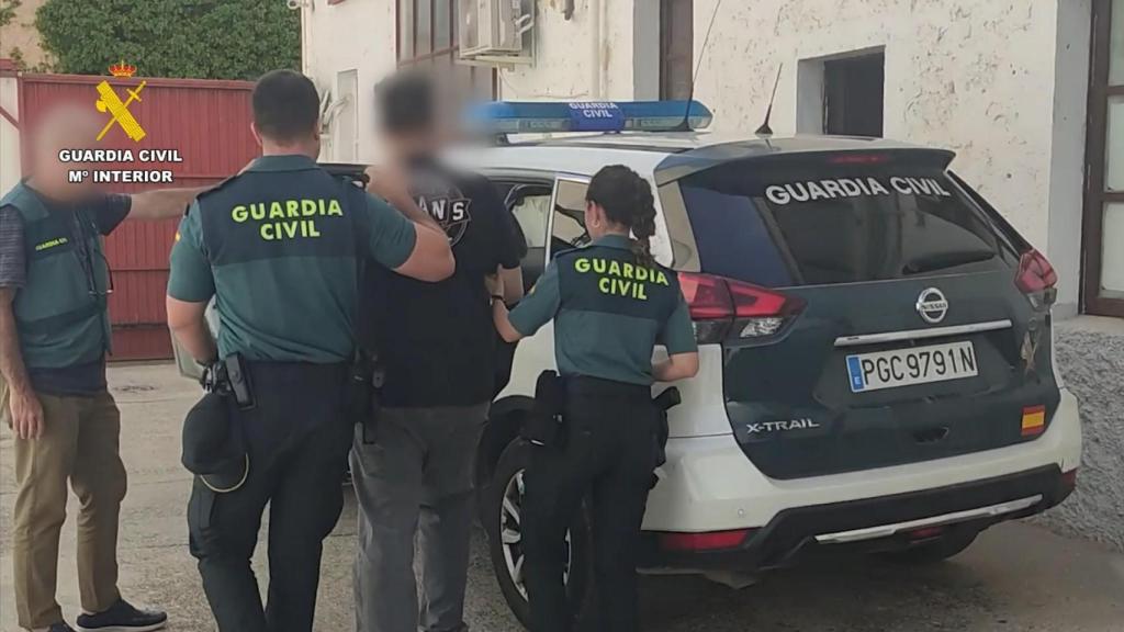 Imagen de la detención por parte de la Guardia Civil.