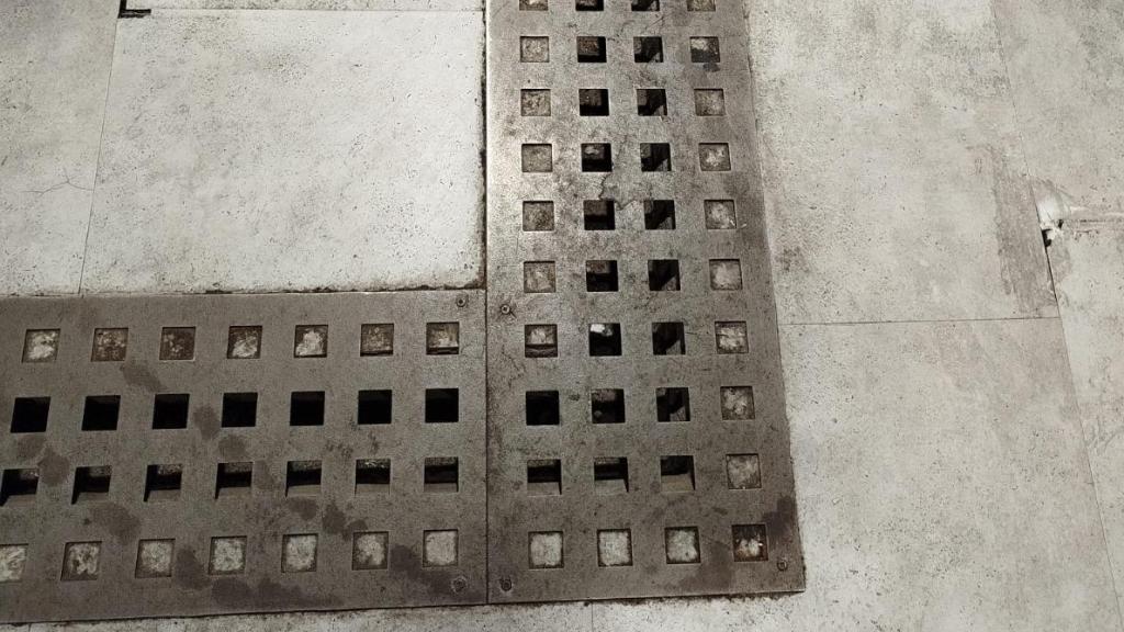 Las rejas de la sala de calabozos.