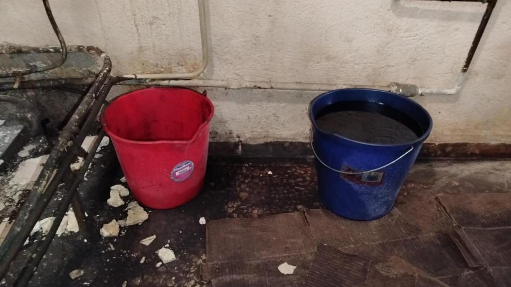 Cubos en la sala de calderas.