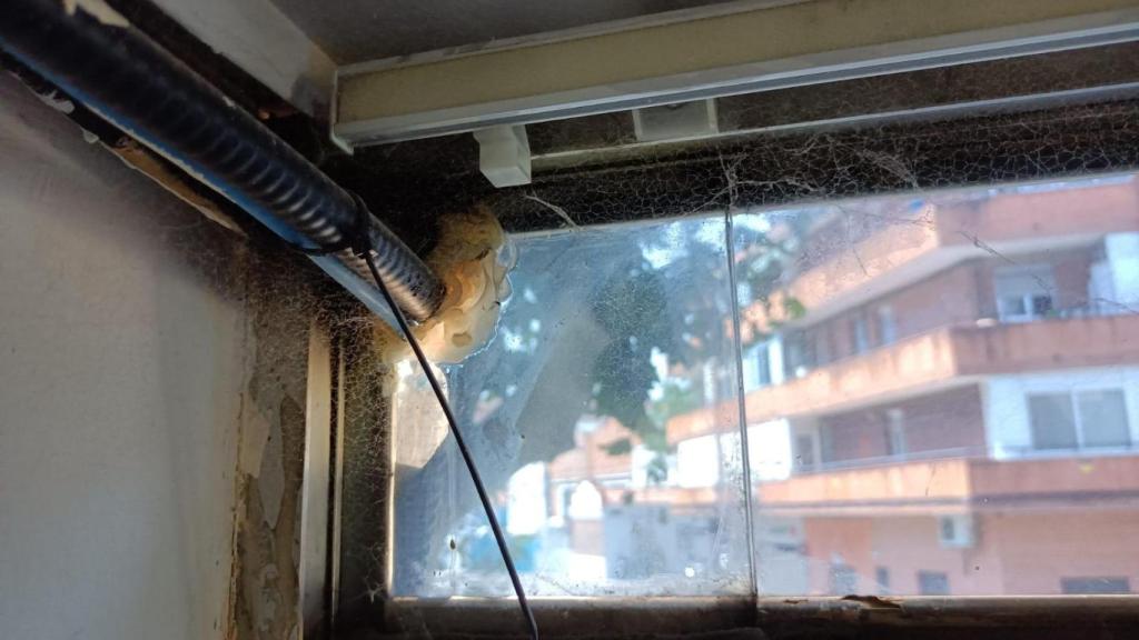 Una de las ventanas de la comisaría de Carabanchel.