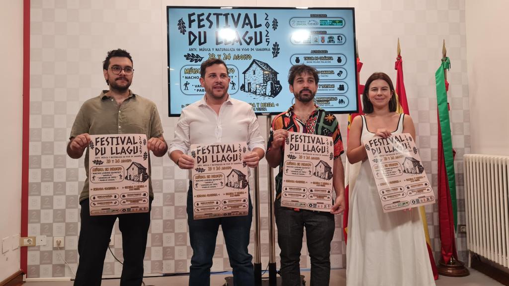 Los representantes de la asociación organizadora, Pablo Estébanez y Carlos Villarino; el presidente en funciones y responsable de Educación, Cultura y Turismo de la Diputación, Víctor López de la Parte; y la representante de la Fundación Caja Rural, Laura Huertos durante la presentación del Festival Du Llagu