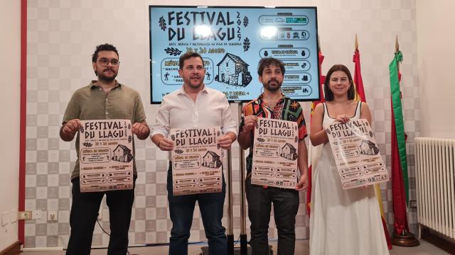 Los representantes de la asociación organizadora, Pablo Estébanez y Carlos Villarino; el presidente en funciones y responsable de Educación, Cultura y Turismo de la Diputación, Víctor López de la Parte; y la representante de la Fundación Caja Rural, Laura Huertos durante la presentación del Festival Du Llagu