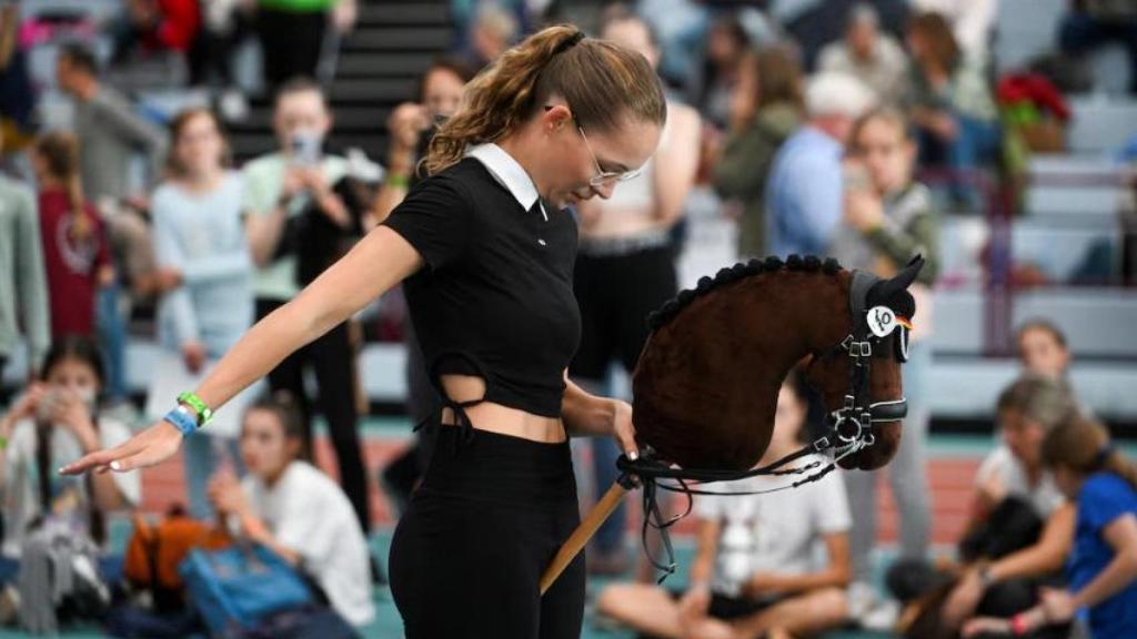 El hobby horsing en Frankfurt reunió a más de 300 jinetes y 1.500 espectadores.