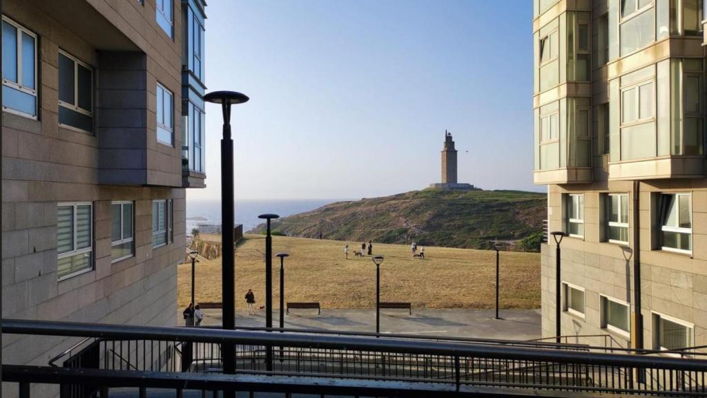 Viviendas de la ronda de Monte Alto con vistas a la Torre de Hércules.