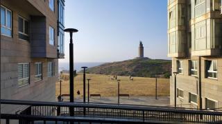 Viviendas de la ronda de Monte Alto con vistas a la Torre de Hércules.