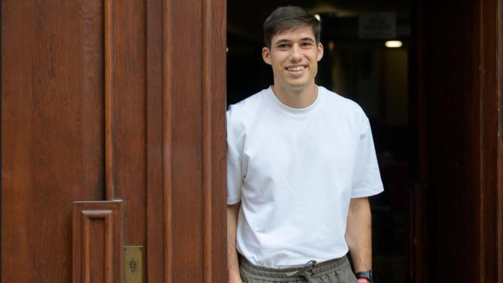 El portavoz del PSPV, Borja Sanjuán, en la puerta de los grupos municipales del Ayuntamiento de Valencia. Kike Taberner